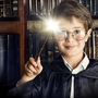 Kind mit Zauberstab vor Bücherregal, erzeugt magisches Leuchten.