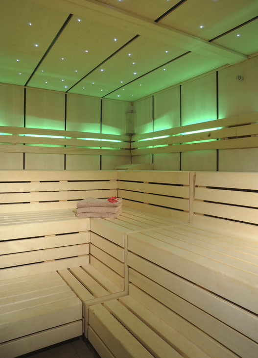 Sauna mit Holzbänken und grüner Beleuchtung im Best Western Hotel zur Post, Bremen.