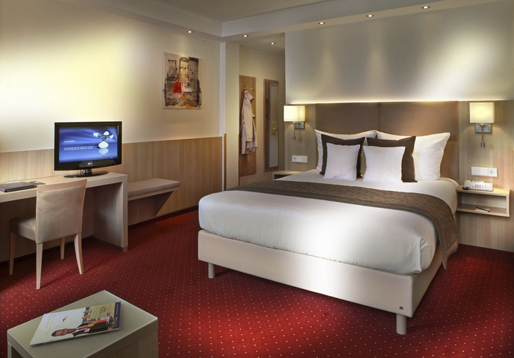 Doppelzimmer im Best Western Hotel zur Post Bremen mit großer Bett und Schreibtisch.