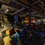 Menschen genießen ein Musical im Eurostrand Resort Lüneburger Heide.