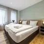 Modernes Hotelzimmer mit Doppelbett und Fenster im Eurostrand Resort Fintel.