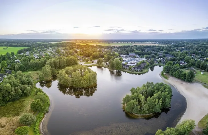 Luftaufnahme des Eurostrand Resorts in Fintel mit See und umliegender Landschaft.
