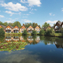 Außenansicht des Eurostrand Resorts mit Gebäuden am See in Fintel, Lüneburger Heide.