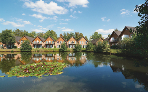 Außenansicht des Eurostrand Resorts mit Gebäuden am See in Fintel, Lüneburger Heide.