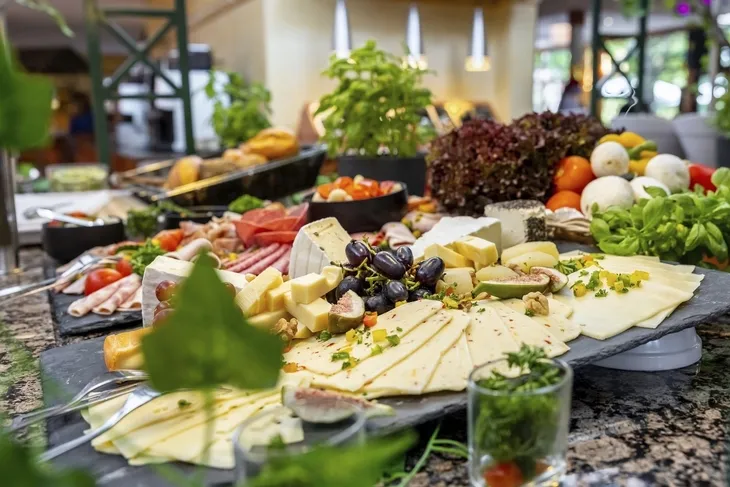 Vielfältiges Buffet mit Käse, Aufschnitt und Gemüse im Eurostrand Resort Fintel.