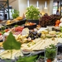 Vielfältiges Buffet mit Käse, Aufschnitt und Gemüse im Eurostrand Resort Fintel.