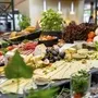 Vielfältiges Buffet mit Käse, Aufschnitt und Gemüse im Eurostrand Resort Fintel.