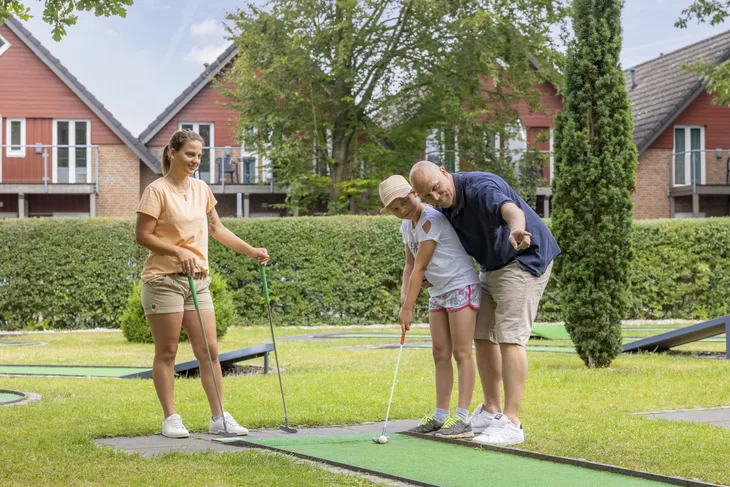 Familie spielt Minigolf im Eurostrand Resort Lüneburger Heide.