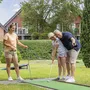 Familie spielt Minigolf im Eurostrand Resort Lüneburger Heide.