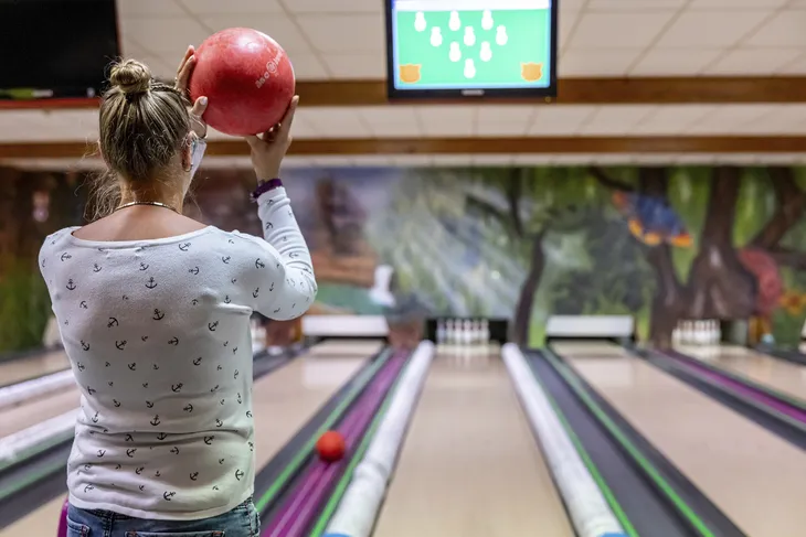 Person beim Bowling im Eurostrand Resort Lüneburger Heide.