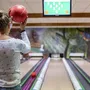 Person beim Bowling im Eurostrand Resort Lüneburger Heide.