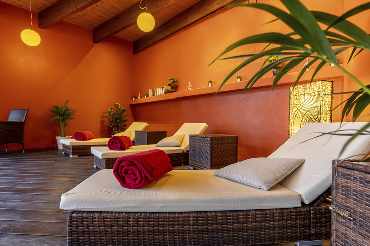 Ruheraum im Eurostrand Resort mit Liegen und roten Handtüchern.