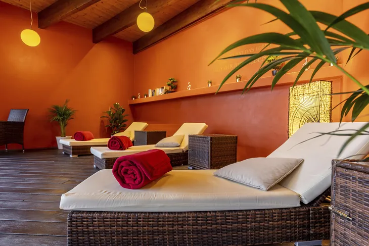Ruheraum im Eurostrand Resort mit Liegen und roten Handtüchern.
