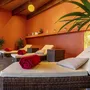 Ruheraum im Eurostrand Resort mit Liegen und roten Handtüchern.