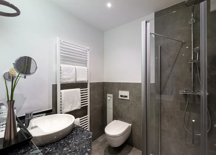 Modernes Badezimmer mit Dusche, Waschbecken und Handtuchheizkörper im Eurostrand Resort Fintel.