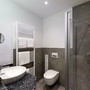 Modernes Badezimmer mit Dusche, Waschbecken und Handtuchheizkörper im Eurostrand Resort Fintel.
