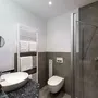 Modernes Badezimmer mit Dusche, Waschbecken und Handtuchheizkörper im Eurostrand Resort Fintel.