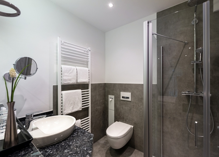 Modernes Badezimmer mit Dusche, Waschbecken und Handtuchheizkörper im Eurostrand Resort Fintel.