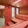 Innenansicht einer modernen Sauna mit hölzernen Sitzbänken im Best Western Plus Ostseehotel.
