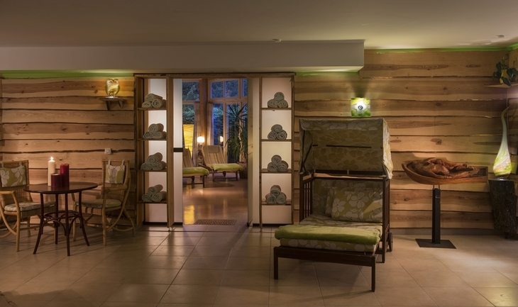 Ruheraum mit holzgetäfelten Wänden und entspannender Beleuchtung im Ostseehotel Waldschlösschen