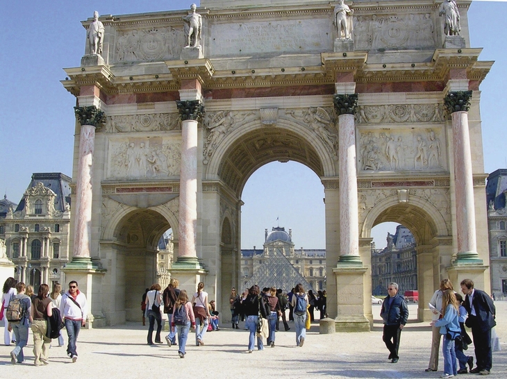Gruppe von Menschen am Arc de Triomphe du Carrousel in Paris.