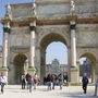 Gruppe von Menschen am Arc de Triomphe du Carrousel in Paris.