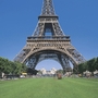 Blick auf den Eiffelturm in Paris an einem klaren, sonnigen Tag.