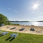 Strand mit Liegestühlen am See bei Sonnenschein im Ahorn Seehotel Templin