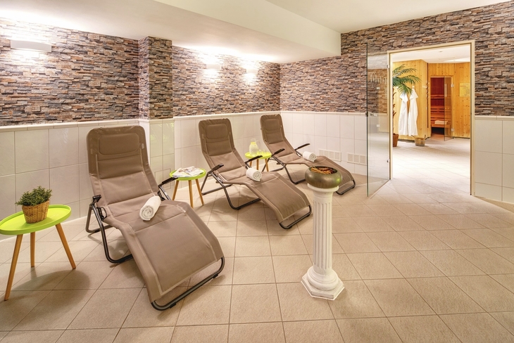 Ruheraum mit Liegestühlen und blick auf Sauna im Ahorn Seehotel Templin