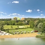 Außenansicht Ahorn Seehotel Templin im Sommer mit Strand und grüner Umgebung.