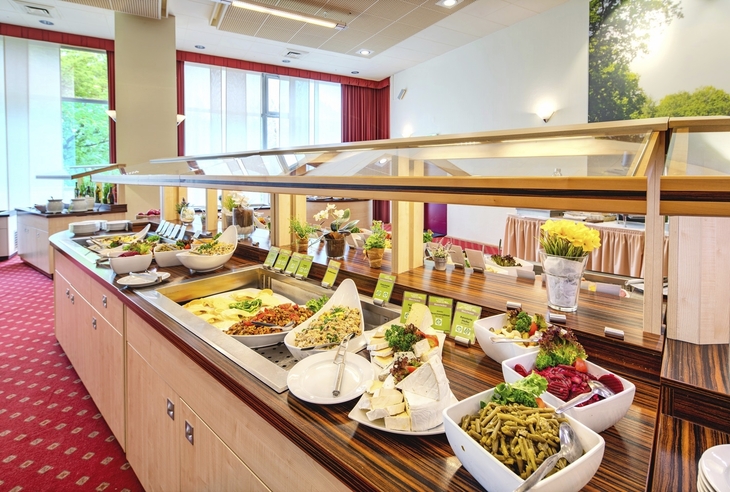 Buffet mit verschiedenen kalten Speisen im Ahorn Seehotel Templin.
