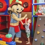 Maskottchen spielt mit Kindern im Indoor-Spielbereich des Ahorn Seehotel Templin.