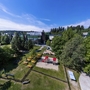 Luftaufnahme des Ahorn Waldhotels mit Biergarten und Spielplatz in grüner Umgebung
