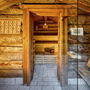 Eingang zu einer Sauna aus Holz mit Fenster und Sitzbank im Hotel Rhön Garden.