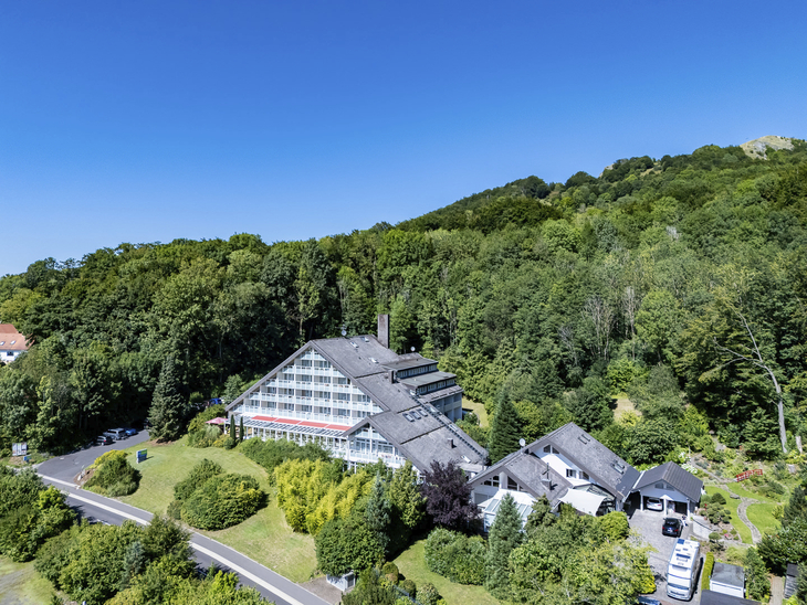 Luftaufnahme des Hotels Rhön Garden in Poppenhausen umgeben von Waldlandschaft.