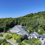 Luftaufnahme des Hotels Rhön Garden in Poppenhausen umgeben von Waldlandschaft.