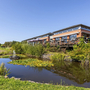 Ansicht des Eurostrand Resorts Moseltal mit Teich im Vordergrund.