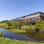 Ansicht des Eurostrand Resorts Moseltal mit Teich im Vordergrund.