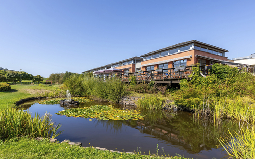 Ansicht des Eurostrand Resorts Moseltal mit Teich im Vordergrund.