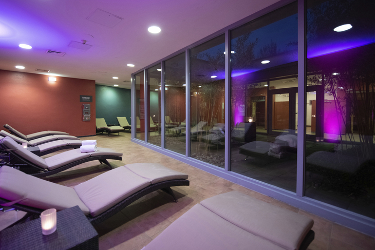 Ruheraum mit Liegestühlen im Eurostrand Resort Moseltal, entspannte Atmosphäre