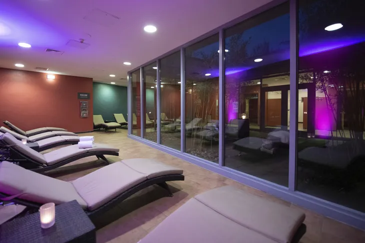 Ruheraum mit Liegestühlen im Eurostrand Resort Moseltal, entspannte Atmosphäre