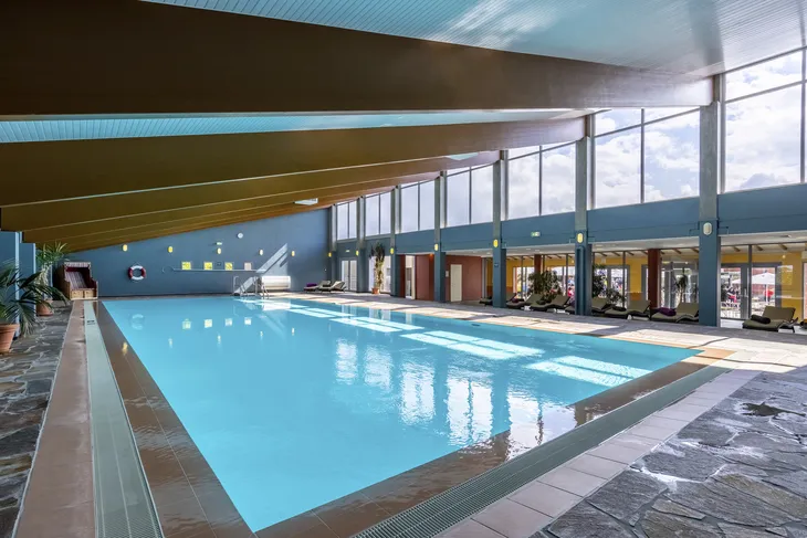 Innenansicht eines Schwimmbads im Leiwen Eurostrand Resort Moseltal