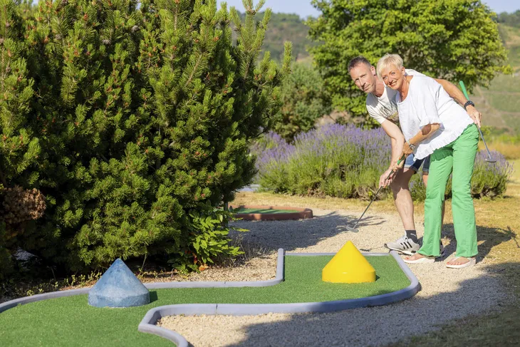 Paar beim Minigolfen im Eurostrand Resort Moseltal bei Leiwen.