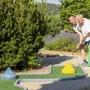 Paar beim Minigolfen im Eurostrand Resort Moseltal bei Leiwen.