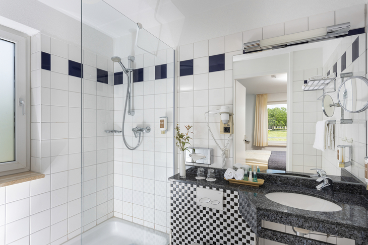 Modernes Badezimmer mit Dusche und Waschbecken im Eurostrand Resort Moseltal in Leiwen.