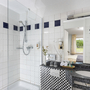 Modernes Badezimmer mit Dusche und Waschbecken im Eurostrand Resort Moseltal in Leiwen.