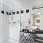 Modernes Badezimmer mit Dusche und Waschbecken im Eurostrand Resort Moseltal in Leiwen.
