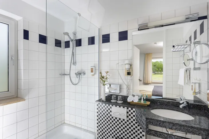 Modernes Badezimmer mit Dusche und Waschbecken im Eurostrand Resort Moseltal in Leiwen.