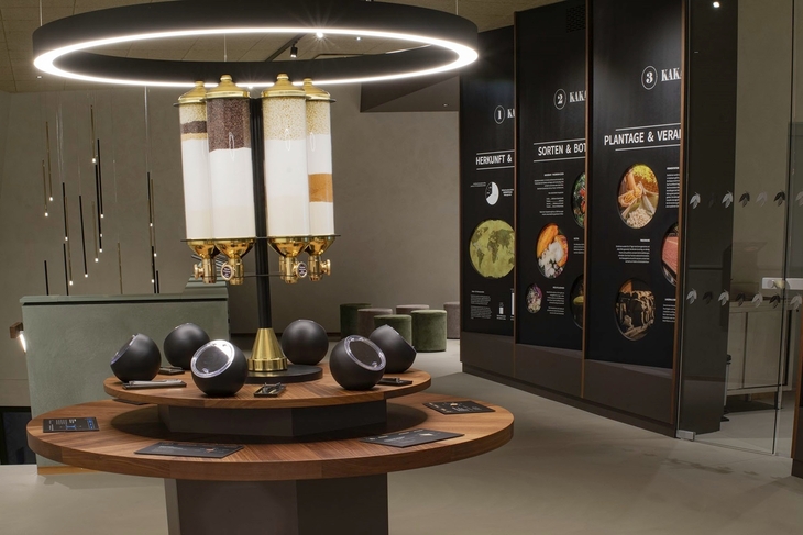 Innenansicht einer Schokoladen-Ausstellung mit interaktivem Display.