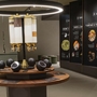 Innenansicht einer Schokoladen-Ausstellung mit interaktivem Display.